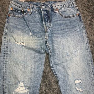 selling a pair of cute 501 levi jeans! 🦋